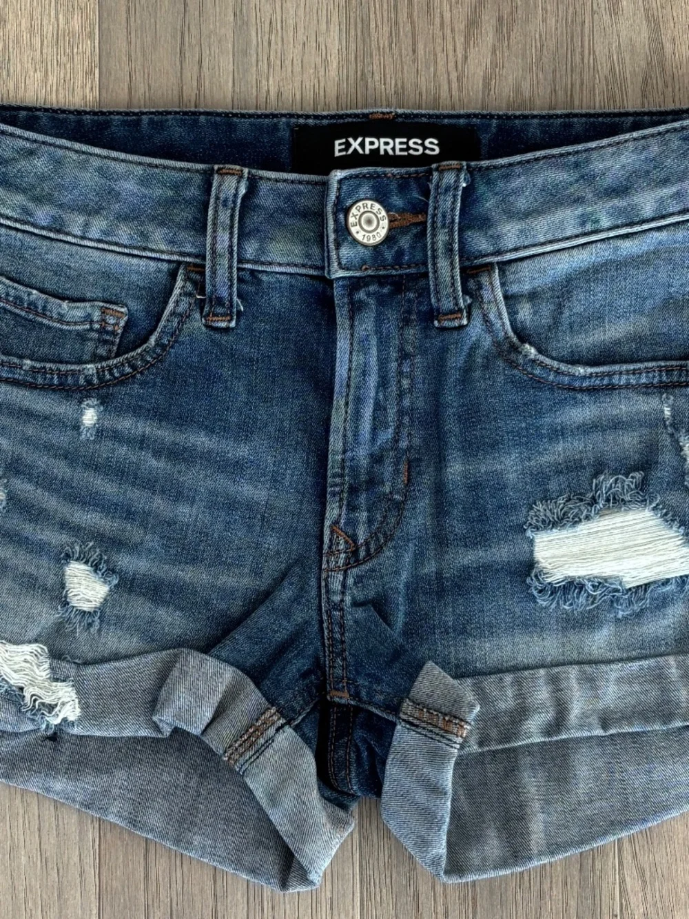 Express Shortie Relaxed Low Rise Shorts - Distressed Denim Size 00 - Picture 4 of 9